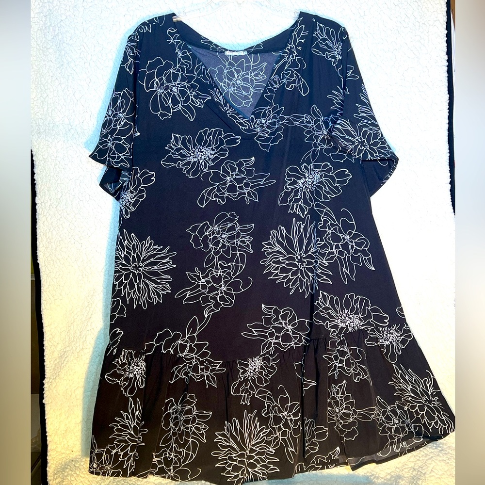 NWOT Women’s Swimsuit Cover Up 3XL Black and White